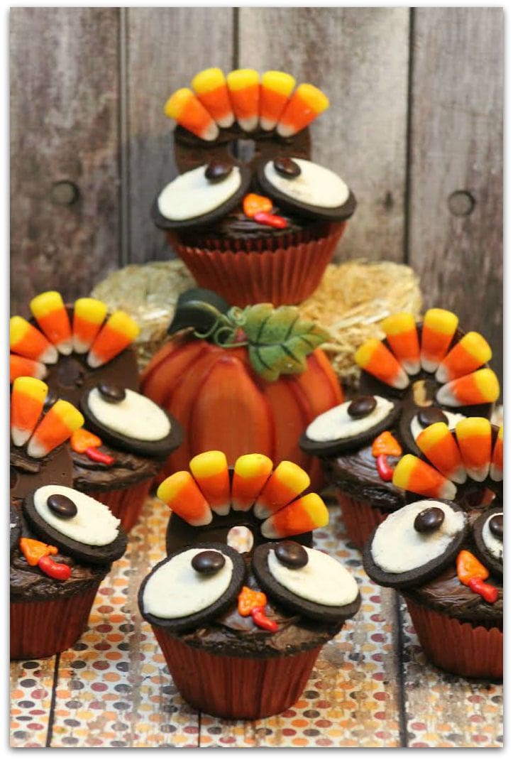 These adorable Turkey Cupcakes are the perfect dessert recipe for that Thanksgiving party at school! Cupcakes are my favorite dessert, and this recipe is pretty easy. Get the kids to help!