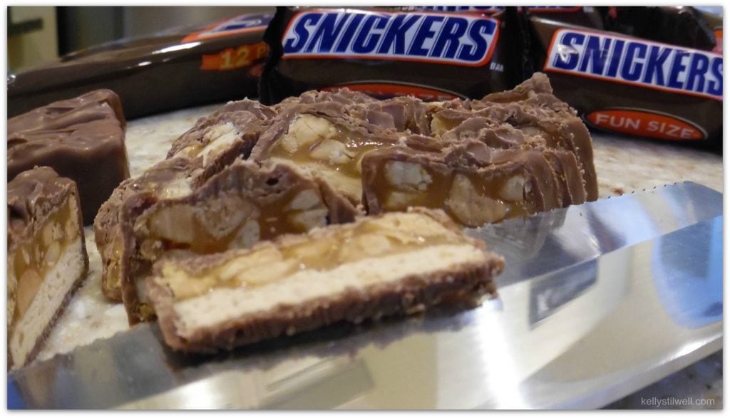  Need a great recipe to bring to that Big Game party? Why not make these Snickers Snaps Cookies? I love desserts that don’t need utensils, too, and you can grab these cookies and get back to the game!