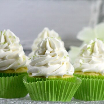 Why buy cupcakes when you can DIY and they will be so much better?This is one of my favorite recipes for summer. Cupcakes are always my first choice for desserts!