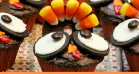 Cupcakes that look like a turkey.
