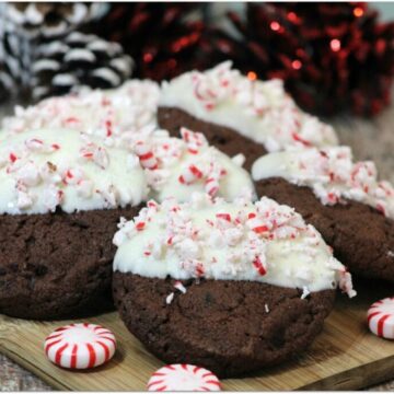 As soon as I get out my Christmas decorations I want to start baking Christmas desserts. Cookies and cupcakes are my favorites, and this recipe for Peppermint Mocha cookies is so easy and so delicious!