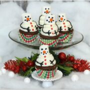 Everyone loves a snowman, and these snowman cupcakes are the perfect winter dessert for a holiday party! Need to whip up something quick? It's such an easy dessert recipe! You can’t go wrong combining chocolate, marshmallows, and cake, right? Head to the kitchen with the kids. Even the little ones can build these snowman cupcakes!