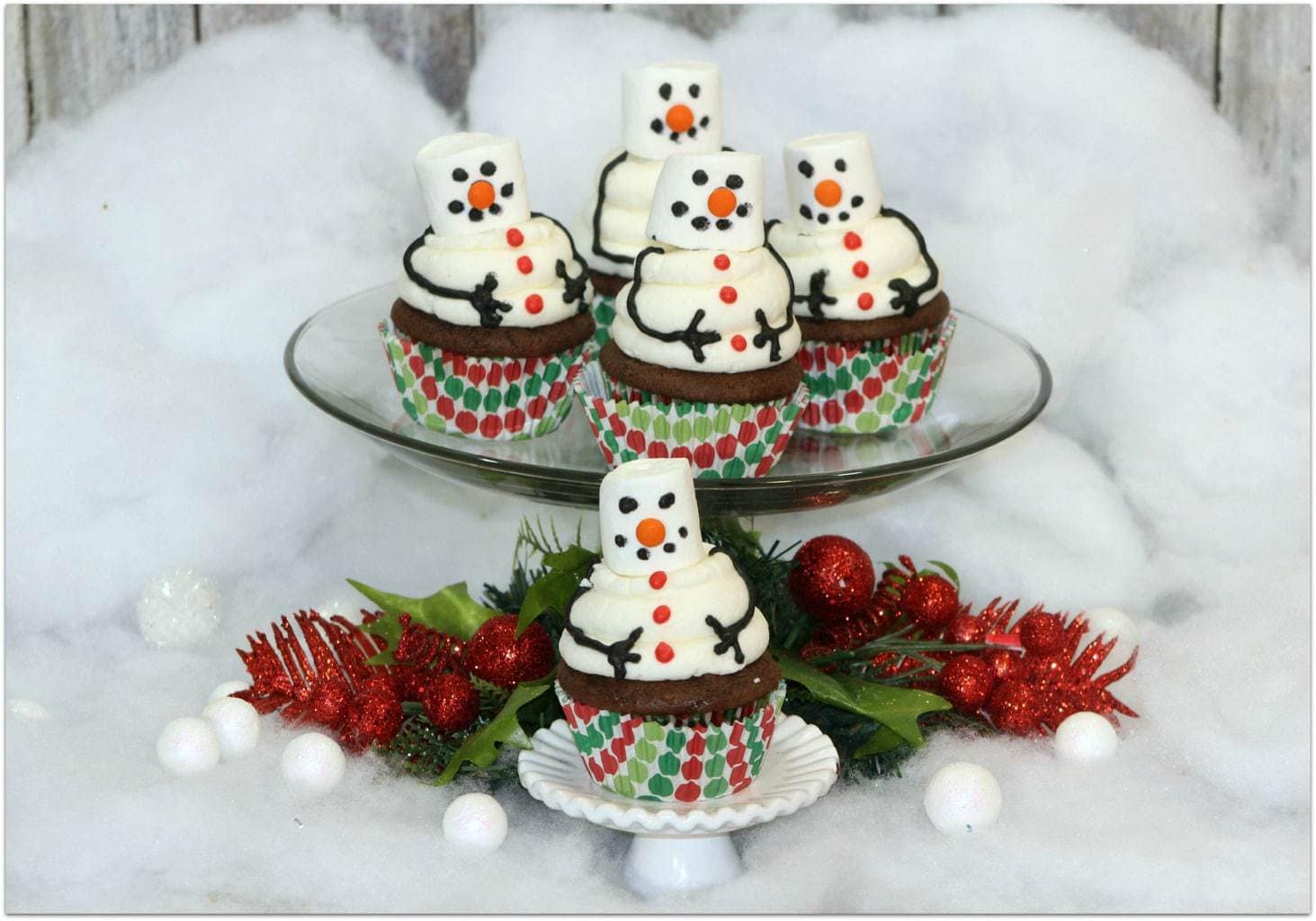  Everyone loves a snowman, and these snowman cupcakes are the perfect winter dessert for a holiday party! Need to whip up something quick? It's such an easy dessert recipe! You can’t go wrong combining chocolate, marshmallows, and cake, right? Head to the kitchen with the kids. Even the little ones can build these snowman cupcakes! 