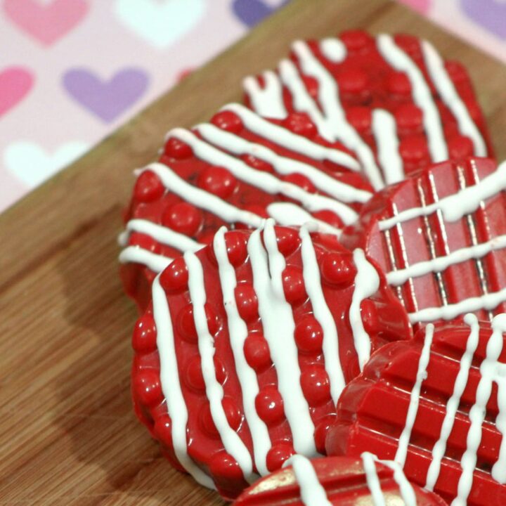 These chocolate dipped Valentine's Oreos are the bomb! If you're looking for a simple way to make a festive dessert, this easy recipe is for you! You'll have fun in the kitchen with your kids making them and be a rockstar mom at the class party!