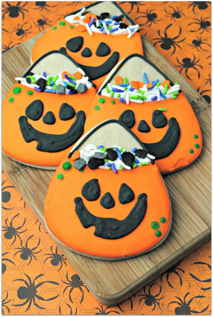 I don't know why I've never thought of making Halloween Candy Bag Cookies. It's such a creative idea for celebrating a fun holiday!