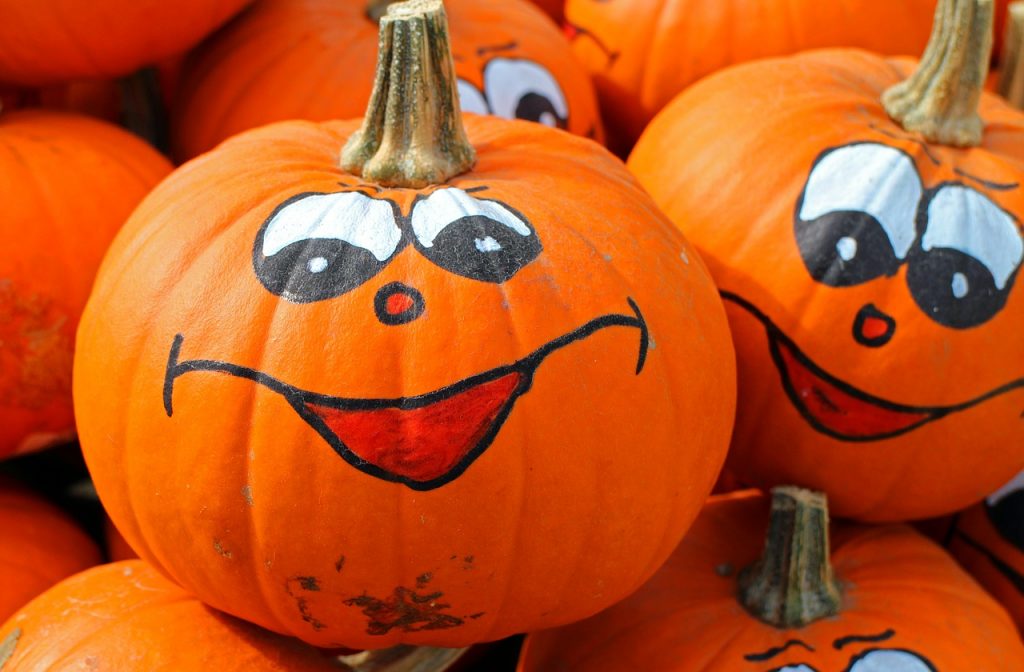 Looking for not-so-scary Halloween kids crafts? Have little ones who want to make Halloween crafts, but not ready for the creepy stuff?