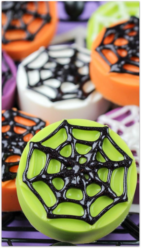 You're are going to love how easy it is to make these Halloween Spiderweb Oreos! Your friends will think you spent all day on these adorable cookies!