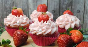 Looking for strawberry recipes? I’ve got a bunch of easy desserts and breakfasts you can make with all those juicy red delicious berries!