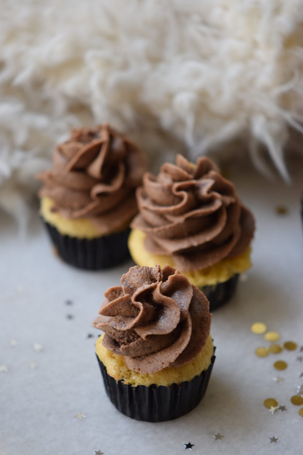 These hot chocolate cupcakes are absolutely to die for. What could be better than hot chocolate with a cupcake? Hot chocolate IN a cupcake! 