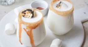 This roasted marshmallow cocktail recipe is one of my favorites ever, and it's so easy! Doesn't it look heavenly?