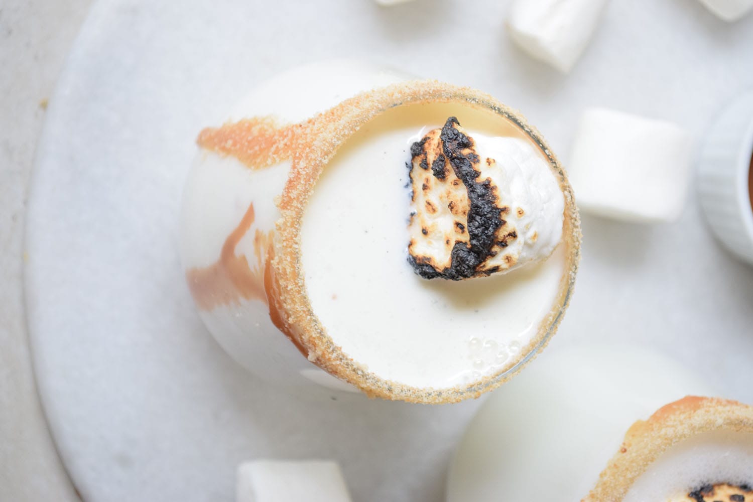 This roasted marshmallow cocktail recipe is one of my favorites ever, and it's so easy! Doesn't it look heavenly?