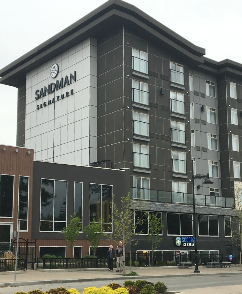 Would you know where to stay in Kamloops, in British Columbia? I've got you covered! You will love the Sandman Signature Hotel.