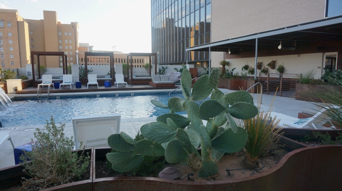 If you planning on visiting El Paso Texas for business or pleasure you can’t go wrong with a stay at the Hotel Indigo located right downtown. This property beautifully combines mid-century architecture with contemporary design.