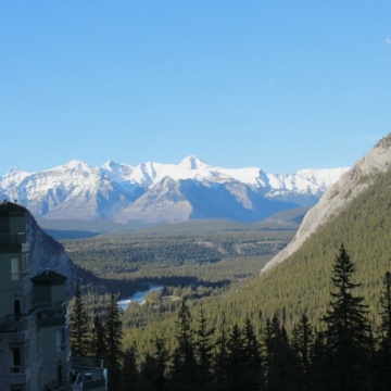 Thinking about a getaway in Banff? Get ready for mind-blowing scenic vistas, fabulous food, and more activities than you can imagine!