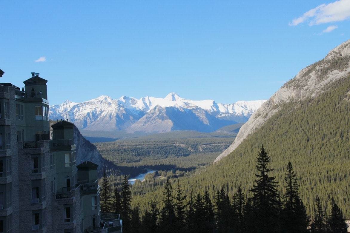 Thinking about a getaway in Banff? Get ready for mind-blowing scenic vistas, fabulous food, and more activities than you can imagine!