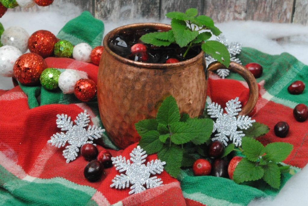 It's Thanksgiving Day and here I am putting up a Christmas post for a Moscow mule made with cranberry juice and ginger beer. Yes, I'm working, but I have an excuse!