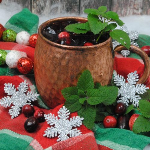 It's Thanksgiving Day and here I am putting up a Christmas post for a Moscow mule made with cranberry juice and ginger beer. Yes, I'm working, but I have an excuse!