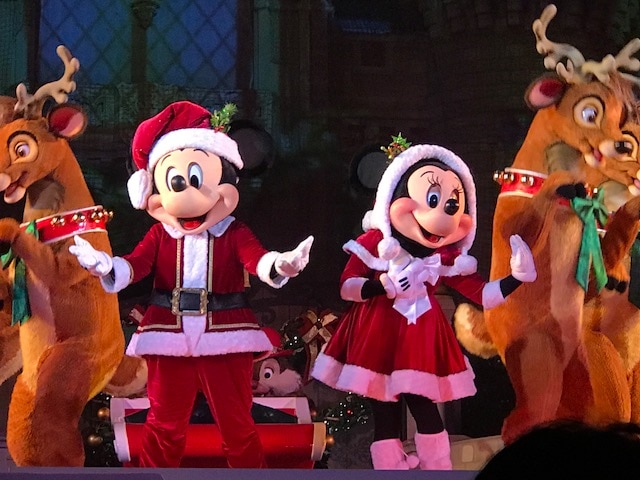 As I just took my girls to Disney World, I wanted to share my top 5 reasons you'll love Mickey's Very Merry Christmas Party. This wasn't my first time attending, but I will say this year was the best I've been to yet!