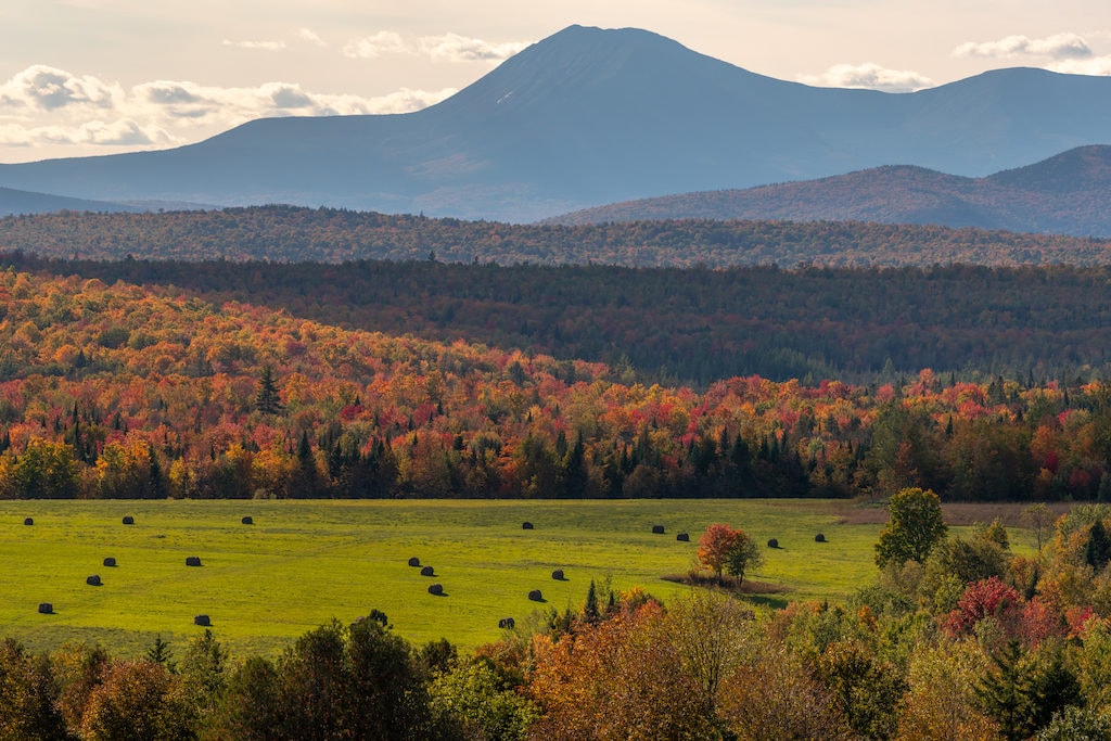 The east coast has incredible fall foliage from Georgia to Maine. Take in the autumn splendor of the coast and inland areas of these gorgeous destinations.