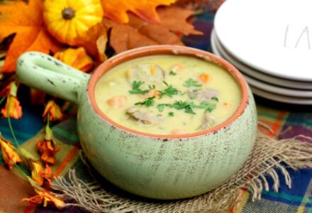 Delicious Cheddar & Ale Bratwurst soup perfect for those chilly evenings. Who else likes easy dinner recipes?