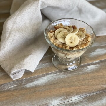 This healthy oatmeal with bananas and almond butter is a nutrition powerhouse. With no added sugar, it's the perfect recipe for any diet.