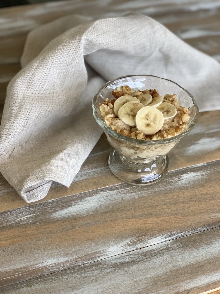 This healthy oatmeal with bananas and almond butter is a nutrition powerhouse. With no added sugar, it's the perfect recipe for any diet.
