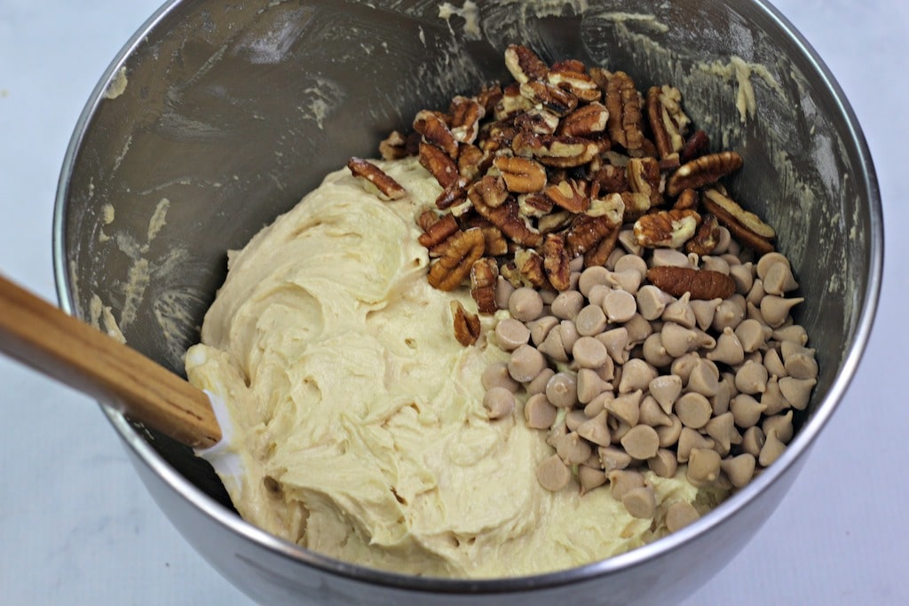 This easy butter pecan blondie recipe is perfect for when the kids are at home and everyone wants something sweet. And let's face it, EVERYONE is at home!