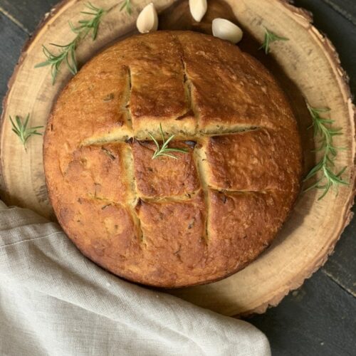 I've wanted to make rosemary garlic bread for ages. Bread is one of my favorite foods and I really can't resist when it has pieces of roasted garlic inside. 