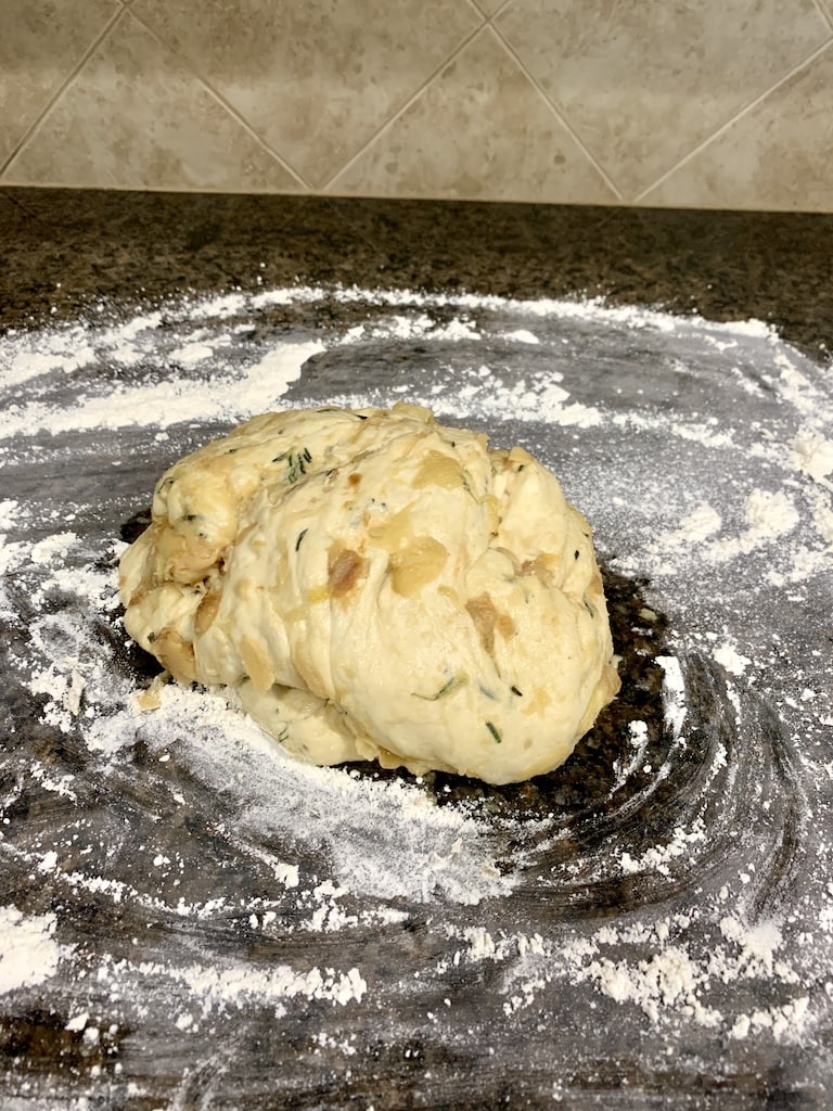 I've wanted to make rosemary garlic bread for ages. Bread is one of my favorite foods and I really can't resist when it has pieces of roasted garlic inside. 