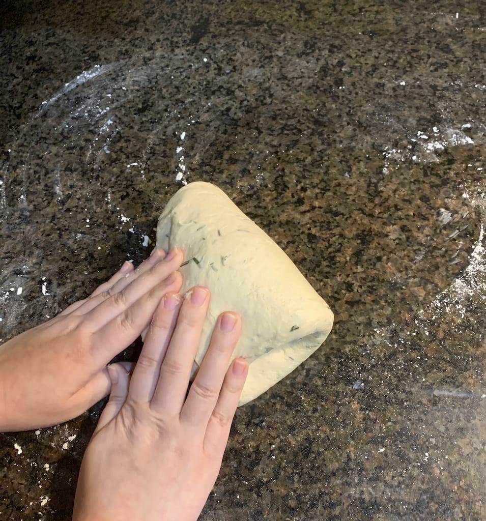 I've wanted to make rosemary garlic bread for ages. Bread is one of my favorite foods and I really can't resist when it has pieces of roasted garlic inside. 
