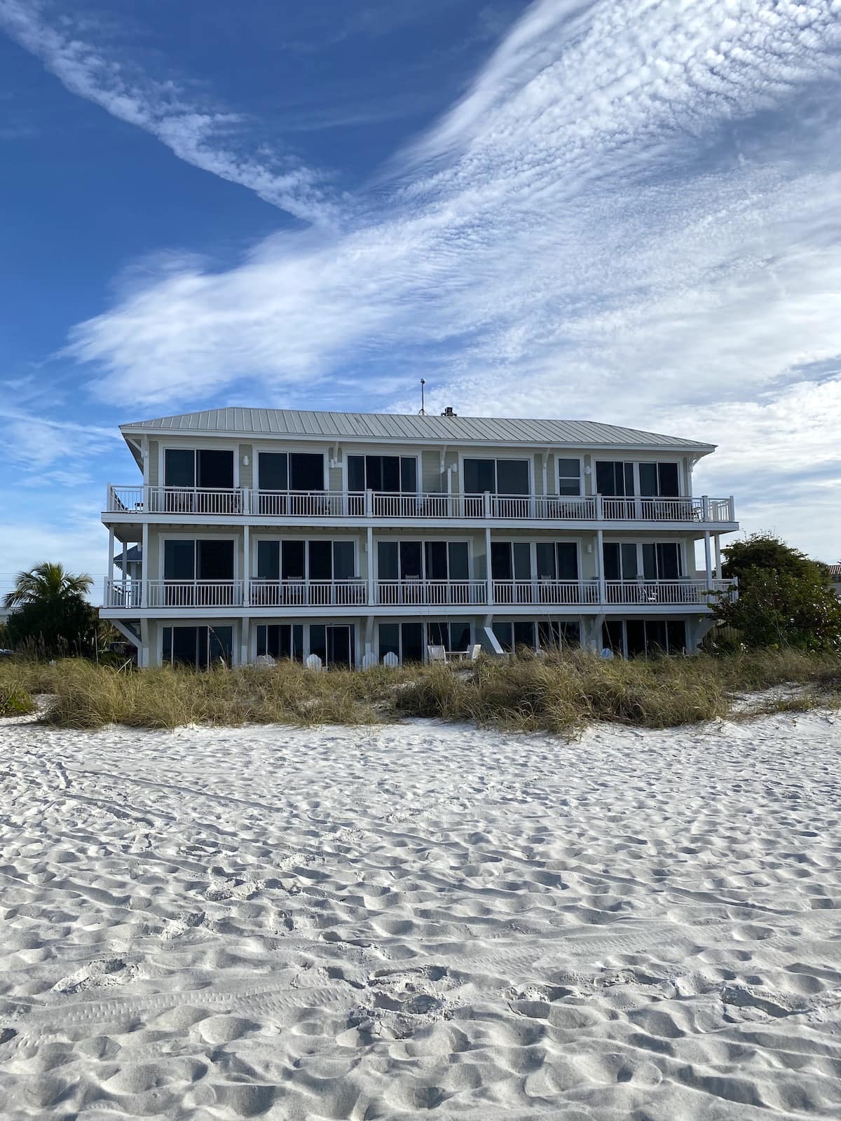 Mainsail Beach Inn back of hotel