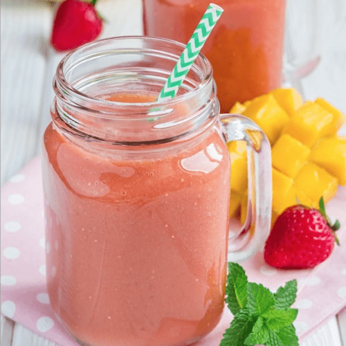 Strawberry mango smoothie in a mason jar.