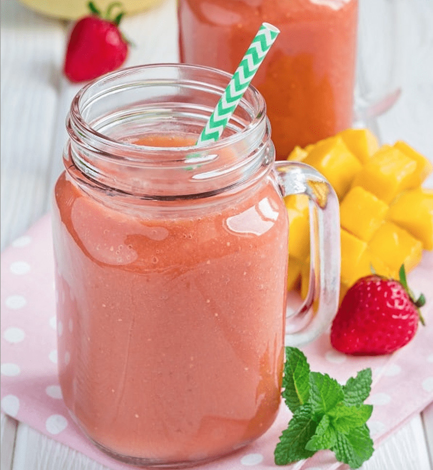 Strawberry mango smoothie in a mason jar.