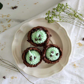 Brownie bites with buttercream filling from above.