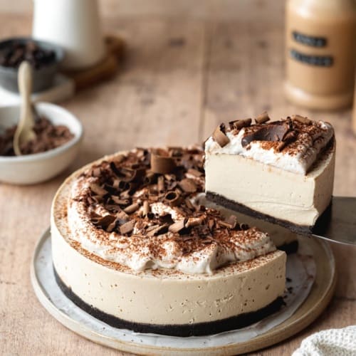 Cheesecake with caramel and chocolate shavings.