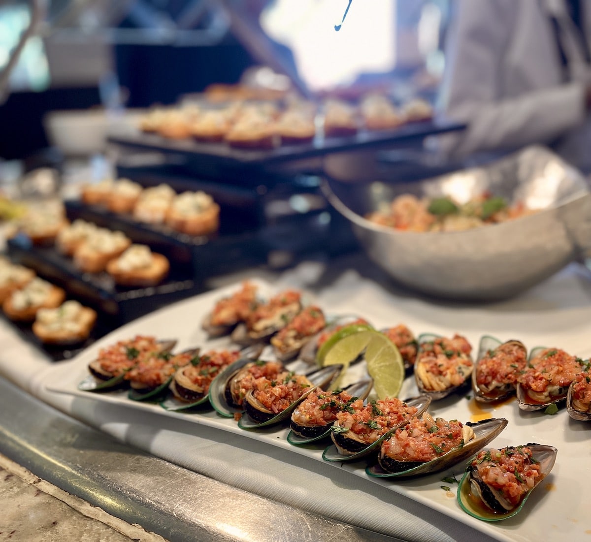 Stuffed mussels on display with lime.