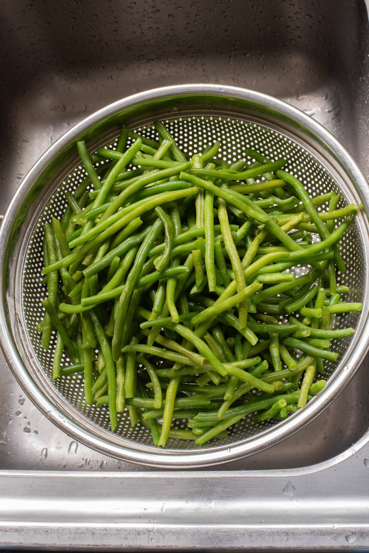 Green beans in collander.
