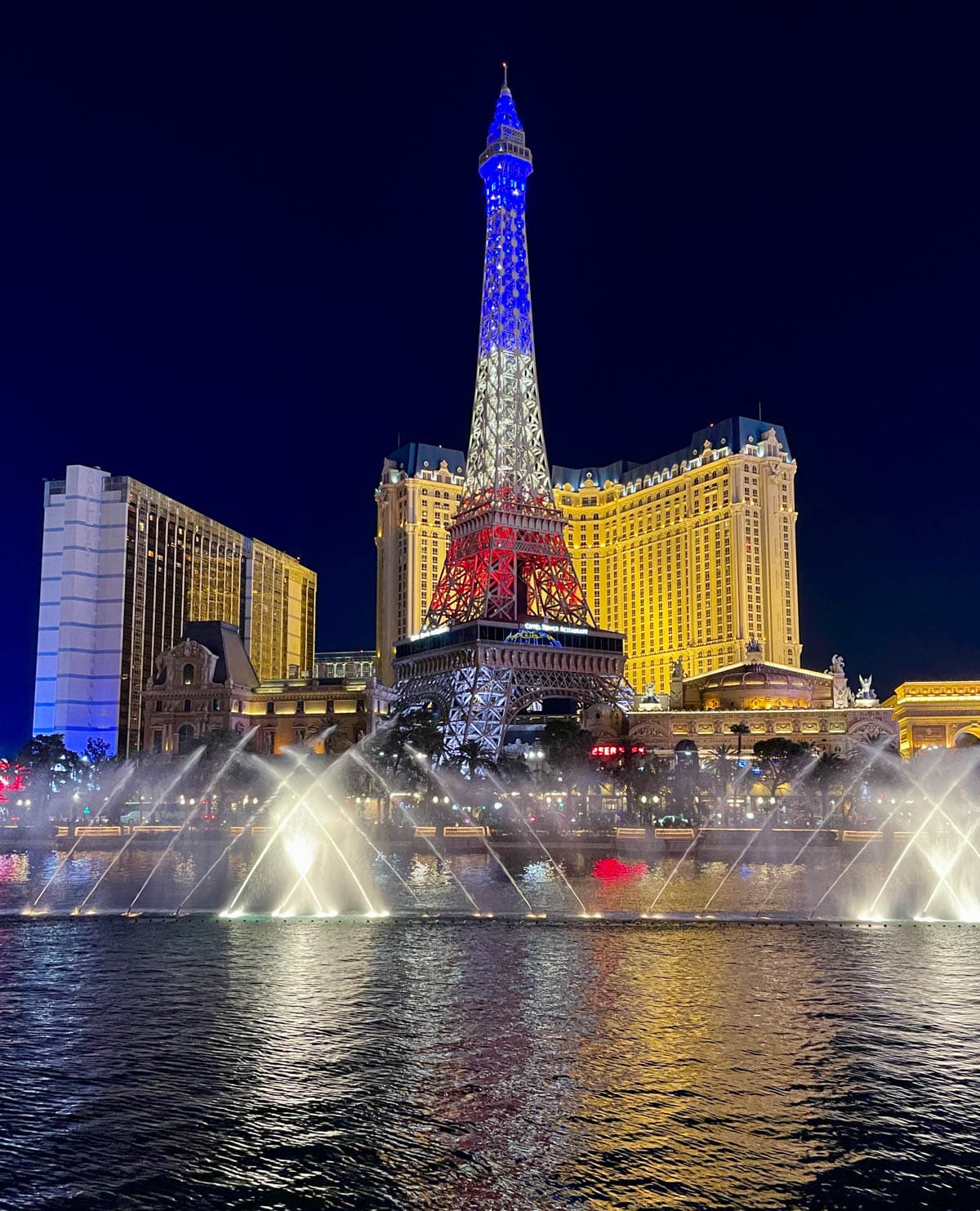 Bellagio Las Vegas fountain show at night.