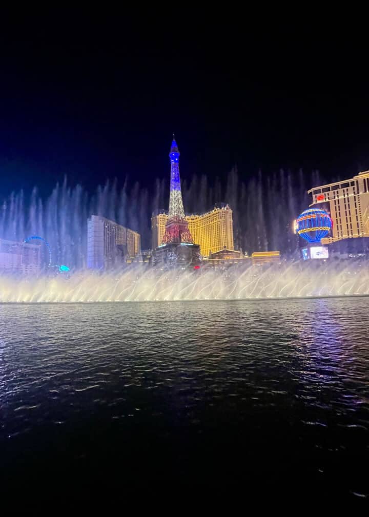 bellagio-las-vegas-fountain-show-at-night-food-fun-faraway-places