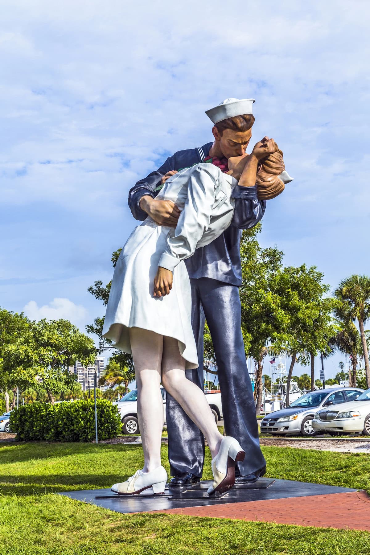 Statue of sailor kissing nurse.