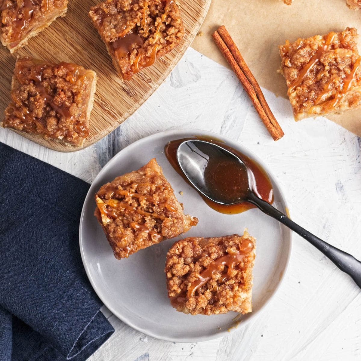 Caramel Apple Crumble Bars